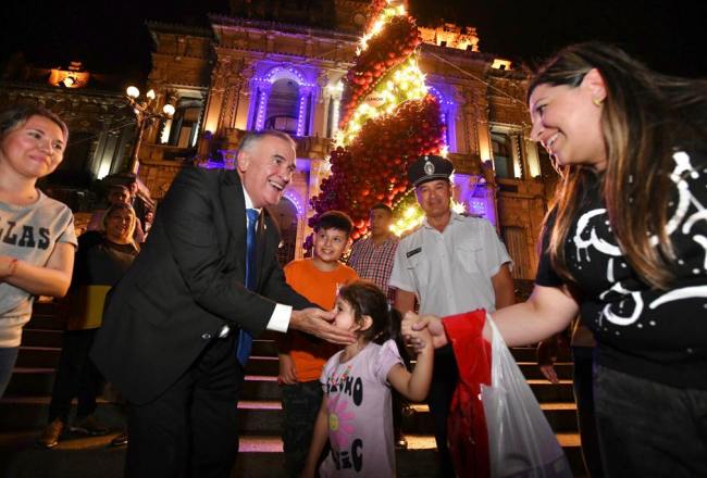 Jaldo disfrutó junto a la gente del árbol de Navidad de Casa de Gobierno