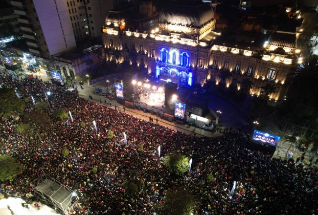 Una multitud fue parte del cierre de la fiesta de la Independencia